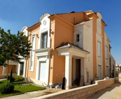 فيلا بطراز كلاسيكي بنوافذ UPVC