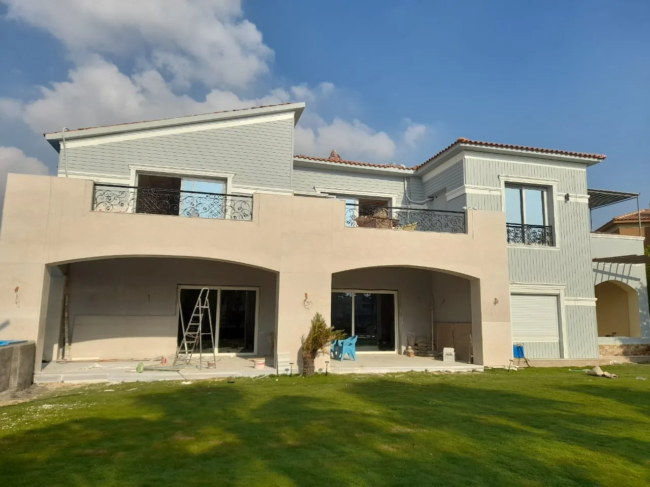 فيلا رمادية بشتر دوّار ونوافذ UPVC