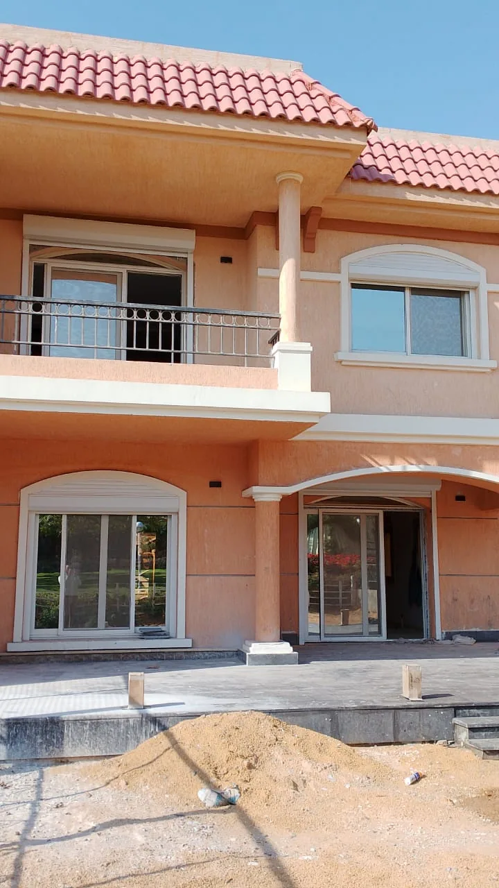 فيلا بواجهة فاتحة ونوافذ UPVC
