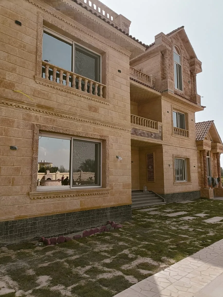 فيلا حجرية بنوافذ UPVC كبيرة