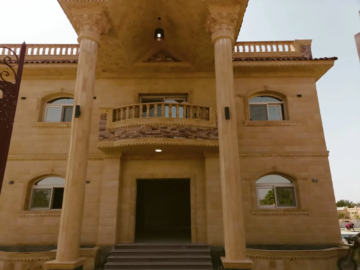 فيلا حجرية بأعمدة ونوافذ UPVC