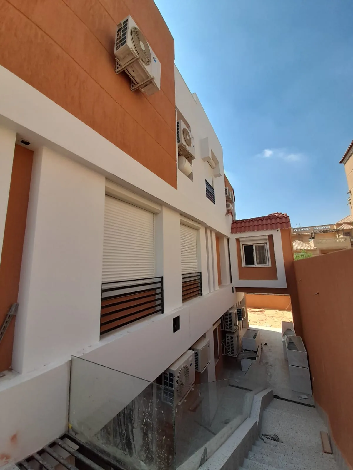 مبنى سكني بشتر دوّار على النوافذ