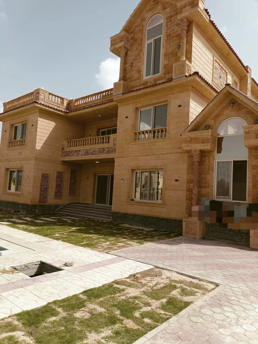 فيلا حجرية بحديقة ونوافذ UPVC