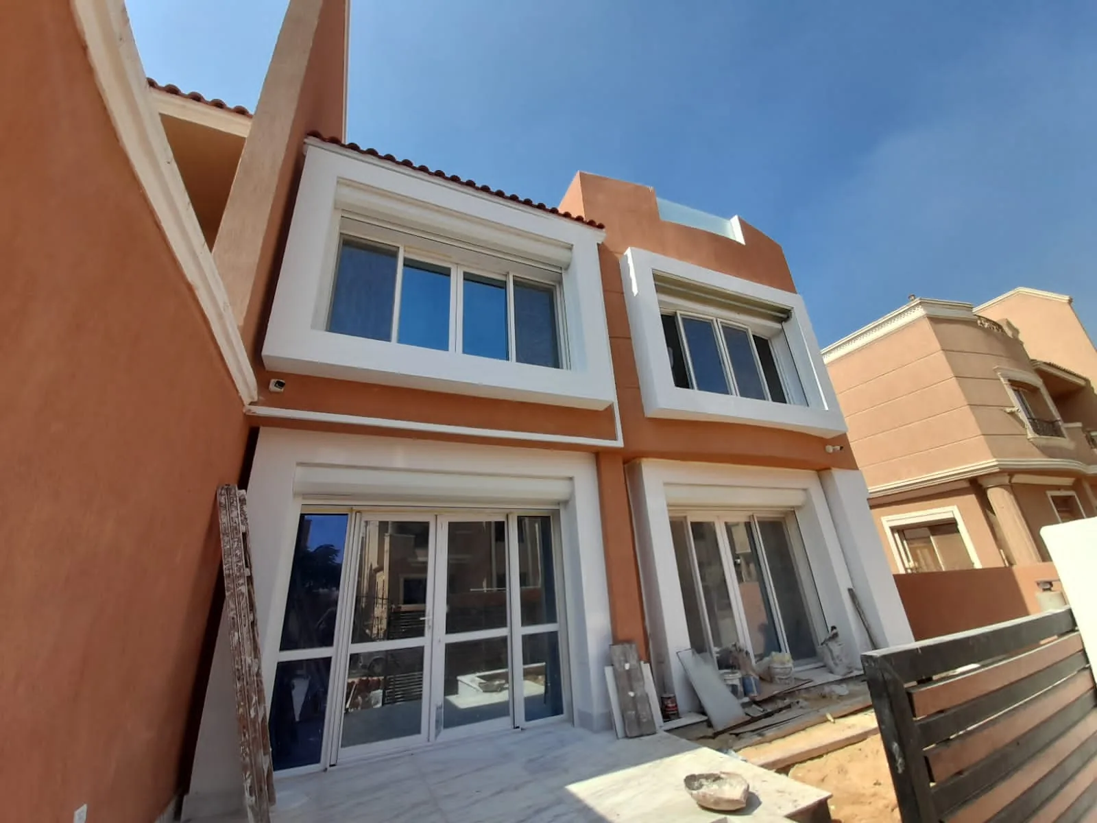 فيلا بواجهة تراكوتا ونوافذ UPVC بيضاء